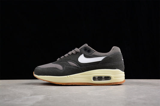 Les baskets grande taille Nike Air Max 1.

 conservent l’élégance intemporelle du modèle original tout en s’adaptant parfaitement aux grandes pointures.