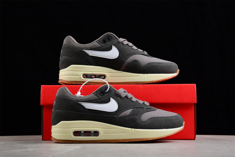 Les baskets grande taille Nike Air Max 1.

 conservent l’élégance intemporelle du modèle original tout en s’adaptant parfaitement aux grandes pointures.