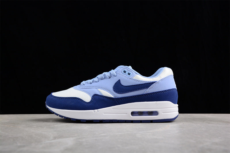 Les baskets grande taille Nike Air Max 1.

 conservent l’élégance intemporelle du modèle original tout en s’adaptant parfaitement aux grandes pointures.