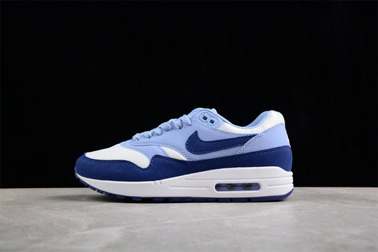 Les baskets grande taille Nike Air Max 1.

 conservent l’élégance intemporelle du modèle original tout en s’adaptant parfaitement aux grandes pointures.