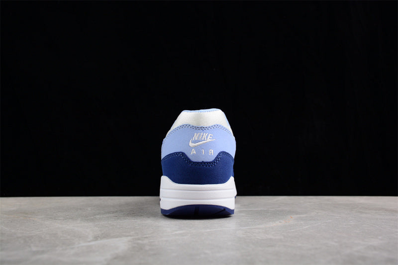 Les baskets grande taille Nike Air Max 1.

 conservent l’élégance intemporelle du modèle original tout en s’adaptant parfaitement aux grandes pointures.