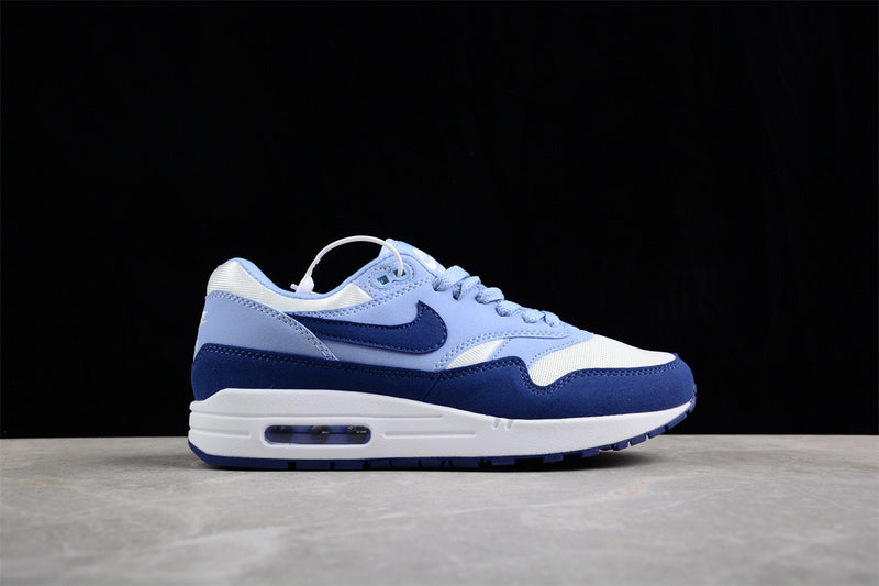 Les baskets grande taille Nike Air Max 1.

 conservent l’élégance intemporelle du modèle original tout en s’adaptant parfaitement aux grandes pointures.