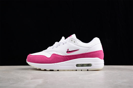 Les baskets grande taille Nike Air Max 1.

 conservent l’élégance intemporelle du modèle original tout en s’adaptant parfaitement aux grandes pointures.