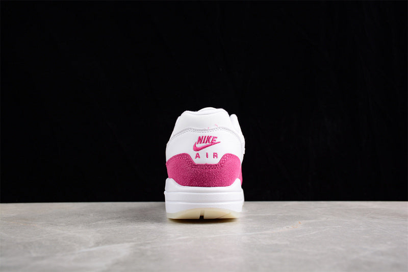 Les baskets grande taille Nike Air Max 1.

 conservent l’élégance intemporelle du modèle original tout en s’adaptant parfaitement aux grandes pointures.