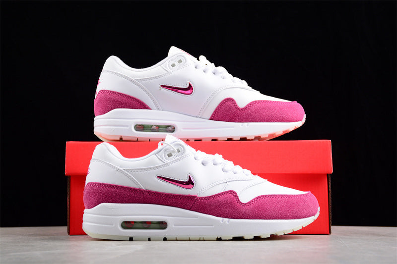 Les baskets grande taille Nike Air Max 1.

 conservent l’élégance intemporelle du modèle original tout en s’adaptant parfaitement aux grandes pointures.
