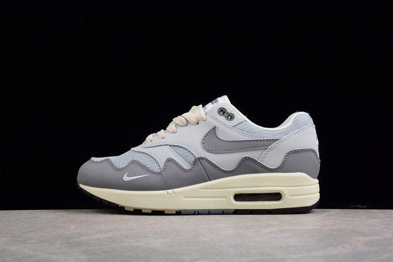 Les baskets grande taille Nike Air Max 1.

 conservent l’élégance intemporelle du modèle original tout en s’adaptant parfaitement aux grandes pointures.