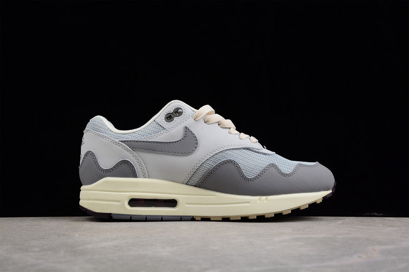 Les baskets grande taille Nike Air Max 1.

 conservent l’élégance intemporelle du modèle original tout en s’adaptant parfaitement aux grandes pointures.