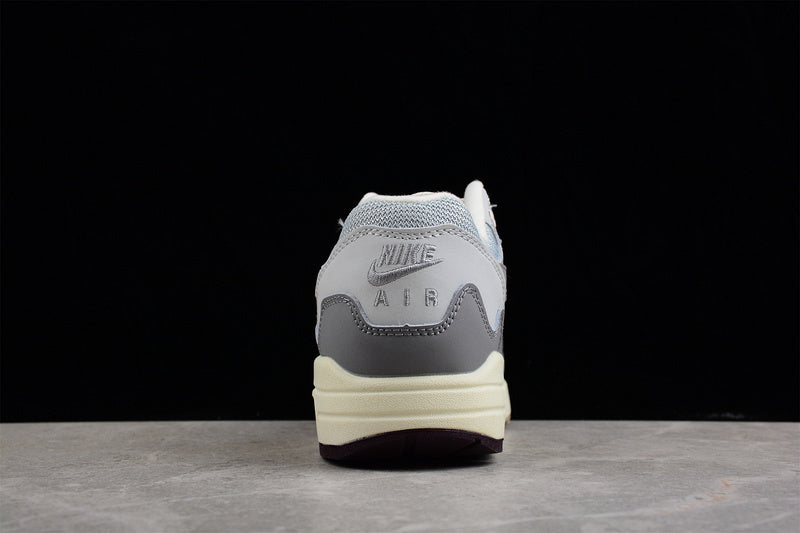 Les baskets grande taille Nike Air Max 1.

 conservent l’élégance intemporelle du modèle original tout en s’adaptant parfaitement aux grandes pointures.