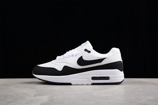 Les baskets grande taille Nike Air Max 1.

 conservent l’élégance intemporelle du modèle original tout en s’adaptant parfaitement aux grandes pointures.