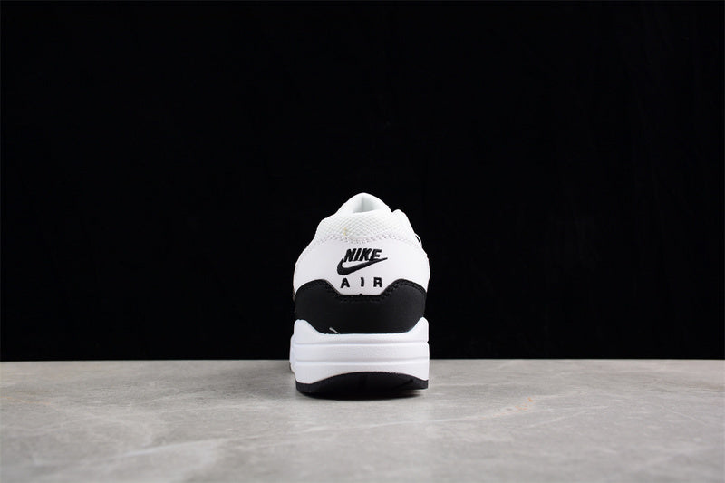 Les baskets grande taille Nike Air Max 1.

 conservent l’élégance intemporelle du modèle original tout en s’adaptant parfaitement aux grandes pointures.