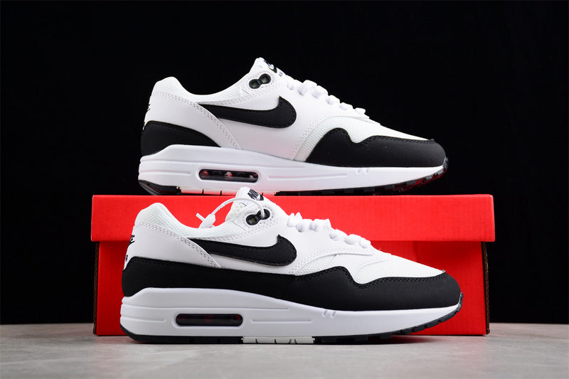 Les baskets grande taille Nike Air Max 1.

 conservent l’élégance intemporelle du modèle original tout en s’adaptant parfaitement aux grandes pointures.