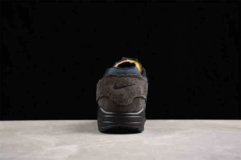 Les baskets grande taille Nike Air Max 1.

 conservent l’élégance intemporelle du modèle original tout en s’adaptant parfaitement aux grandes pointures.
