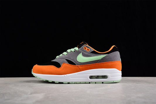 Les baskets grande taille Nike Air Max 1.

 conservent l’élégance intemporelle du modèle original tout en s’adaptant parfaitement aux grandes pointures.