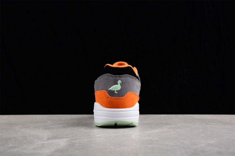 Les baskets grande taille Nike Air Max 1.

 conservent l’élégance intemporelle du modèle original tout en s’adaptant parfaitement aux grandes pointures.