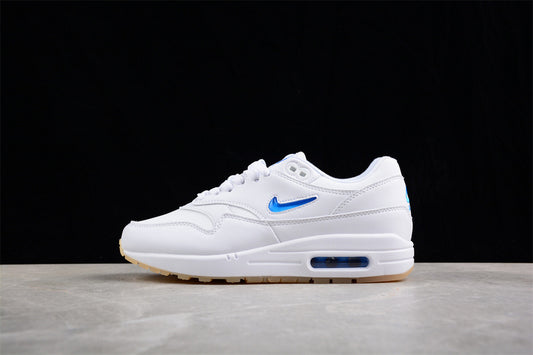 Les baskets grande taille Nike Air Max 1.

 conservent l’élégance intemporelle du modèle original tout en s’adaptant parfaitement aux grandes pointures.
