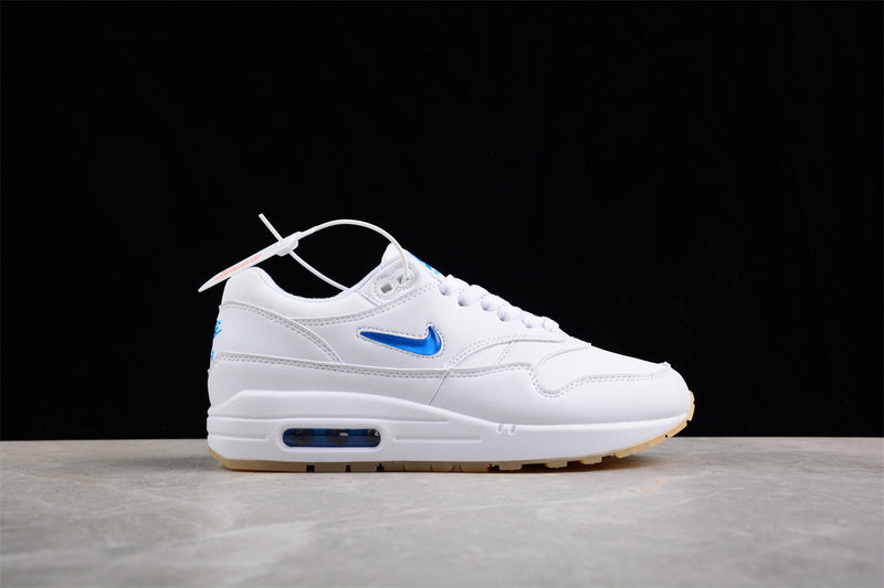 Les baskets grande taille Nike Air Max 1.

 conservent l’élégance intemporelle du modèle original tout en s’adaptant parfaitement aux grandes pointures.