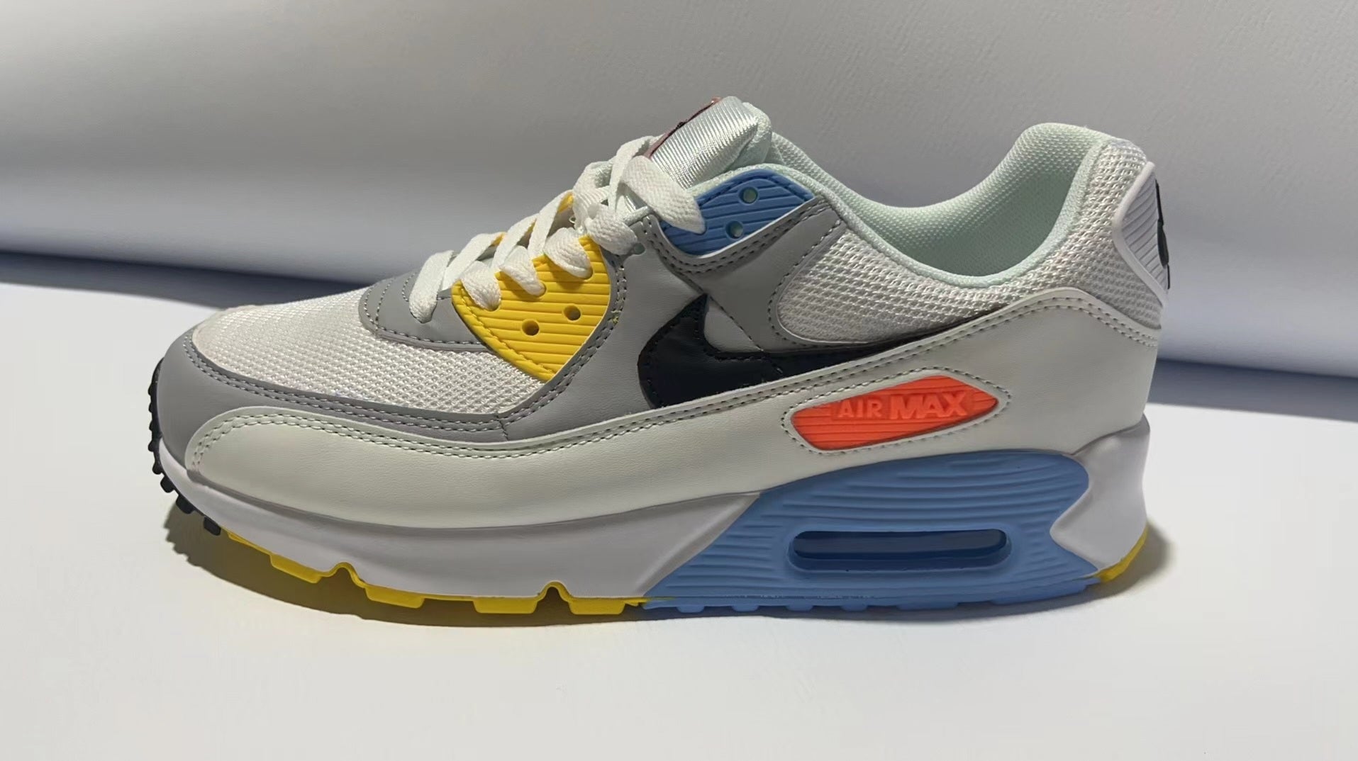 Les baskets grande taille Nike Air Max 90 conservent le design emblématique du modèle original tout en offrant un chaussant parfaitement adapté aux grandes pointures.
