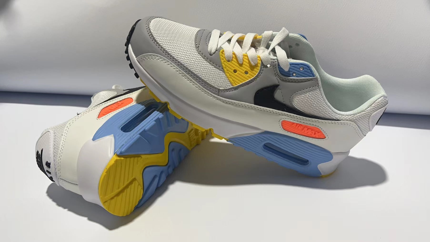 Les baskets grande taille Nike Air Max 90 conservent le design emblématique du modèle original tout en offrant un chaussant parfaitement adapté aux grandes pointures.