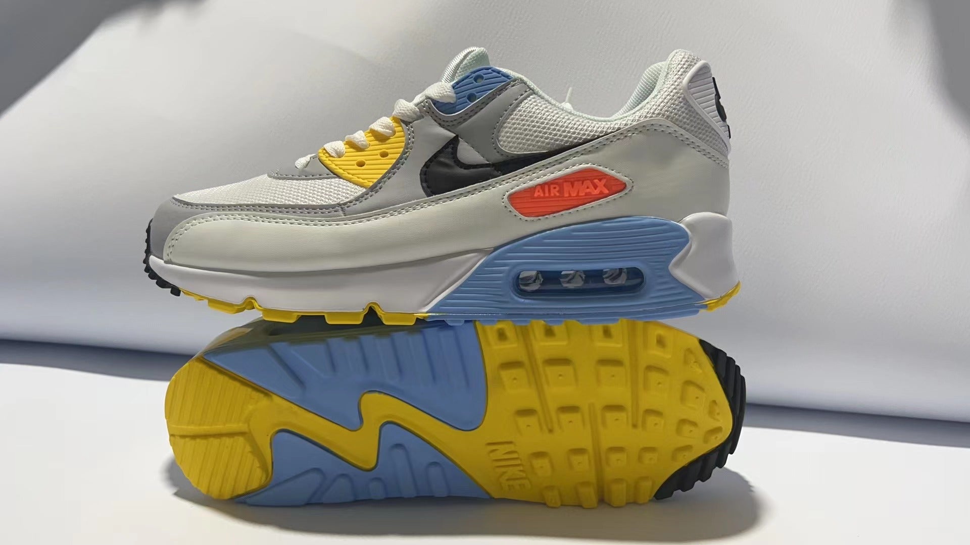 Les baskets grande taille Nike Air Max 90 conservent le design emblématique du modèle original tout en offrant un chaussant parfaitement adapté aux grandes pointures.