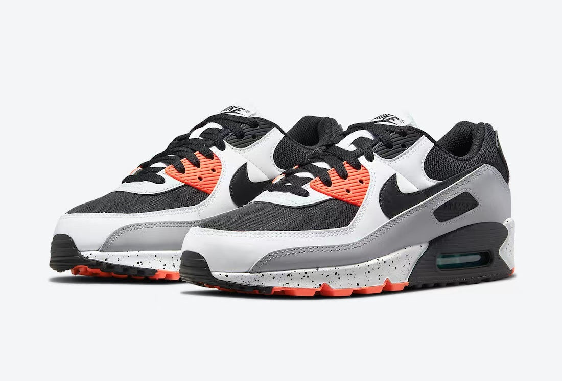 Les baskets grande taille Nike Air Max 90 conservent le design emblématique du modèle original tout en offrant un chaussant parfaitement adapté aux grandes pointures.