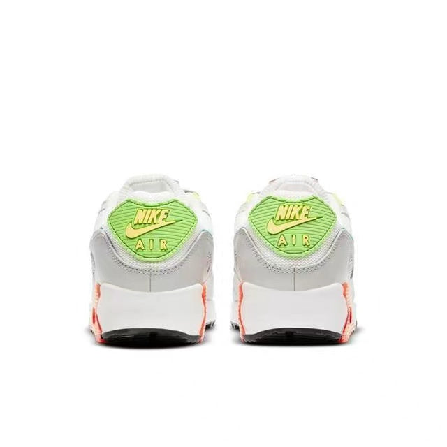 Les baskets grande taille Nike Air Max 90 conservent le design emblématique du modèle original tout en offrant un chaussant parfaitement adapté aux grandes pointures.