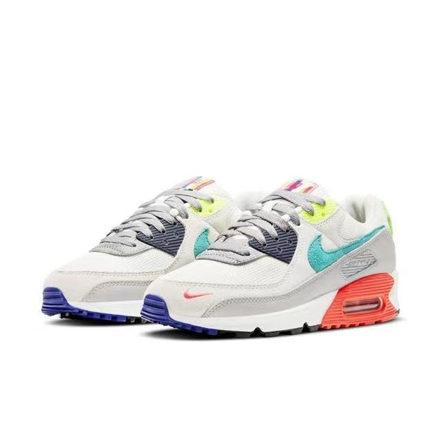 Les baskets grande taille Nike Air Max 90 conservent le design emblématique du modèle original tout en offrant un chaussant parfaitement adapté aux grandes pointures.
