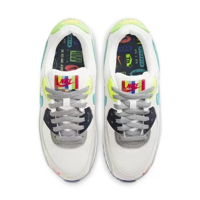 Les baskets grande taille Nike Air Max 90 conservent le design emblématique du modèle original tout en offrant un chaussant parfaitement adapté aux grandes pointures.