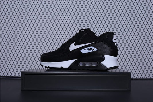 Les baskets grande taille Nike Air Max 90 conservent le design emblématique du modèle original tout en offrant un chaussant parfaitement adapté aux grandes pointures.