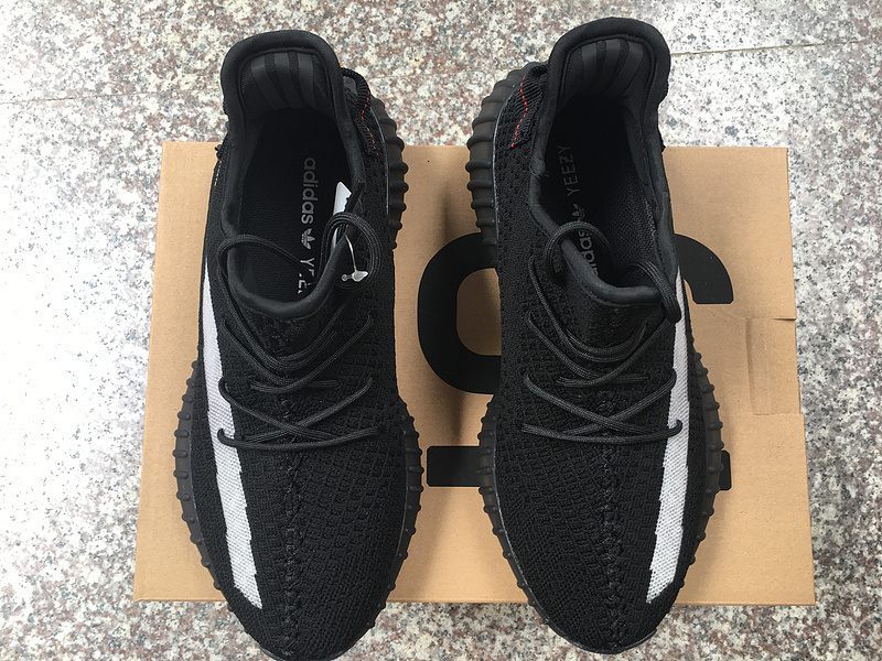 Les baskets grande taille Adidas Yeezy 350 allient parfaitement design innovant et adaptation aux grandes pointures.

tout en conservant l’esthétique unique du modèle original.