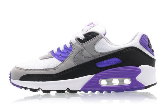 Les baskets grande taille Nike Air Max 90 conservent le design emblématique du modèle original tout en offrant un chaussant parfaitement adapté aux grandes pointures.