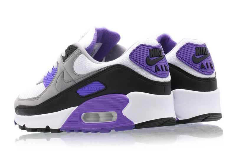 Les baskets grande taille Nike Air Max 90 conservent le design emblématique du modèle original tout en offrant un chaussant parfaitement adapté aux grandes pointures.