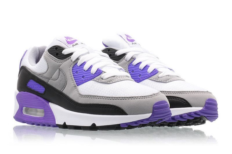 Les baskets grande taille Nike Air Max 90 conservent le design emblématique du modèle original tout en offrant un chaussant parfaitement adapté aux grandes pointures.