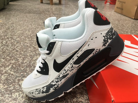 Les baskets grande taille Nike Air Max 90 conservent le design emblématique du modèle original tout en offrant un chaussant parfaitement adapté aux grandes pointures.