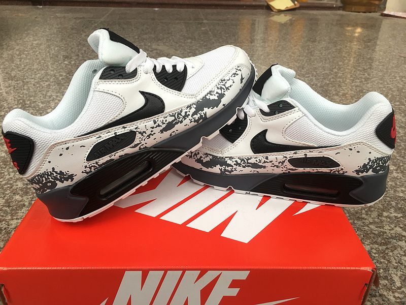 Les baskets grande taille Nike Air Max 90 conservent le design emblématique du modèle original tout en offrant un chaussant parfaitement adapté aux grandes pointures.