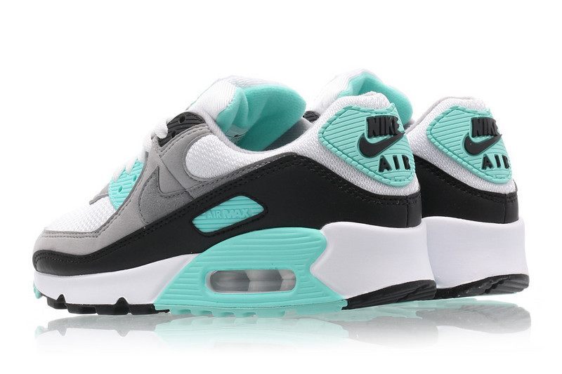 Les baskets grande taille Nike Air Max 90 conservent le design emblématique du modèle original tout en offrant un chaussant parfaitement adapté aux grandes pointures.