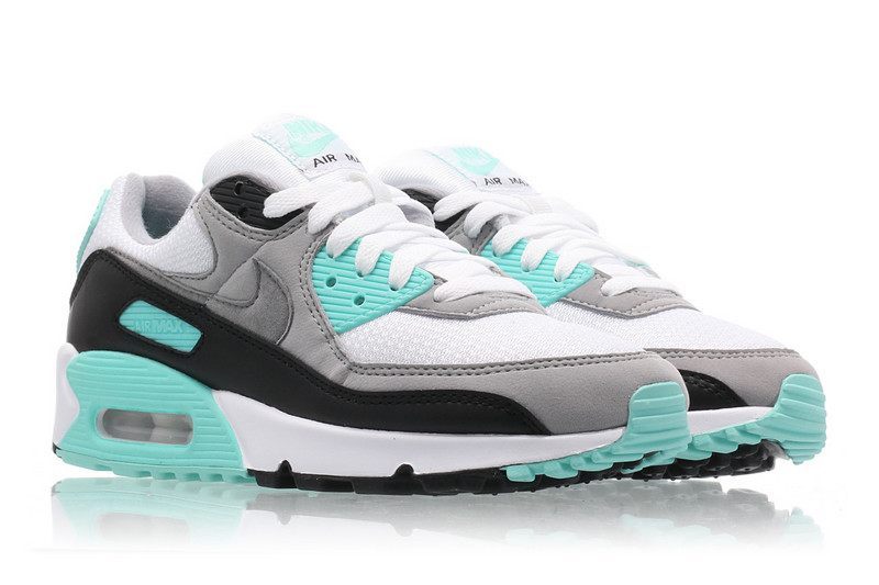 Les baskets grande taille Nike Air Max 90 conservent le design emblématique du modèle original tout en offrant un chaussant parfaitement adapté aux grandes pointures.