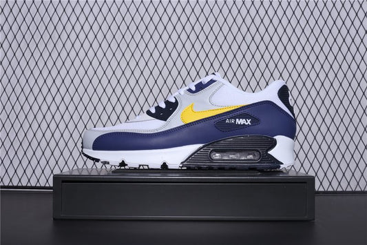Les baskets grande taille Nike Air Max 90 conservent le design emblématique du modèle original tout en offrant un chaussant parfaitement adapté aux grandes pointures.