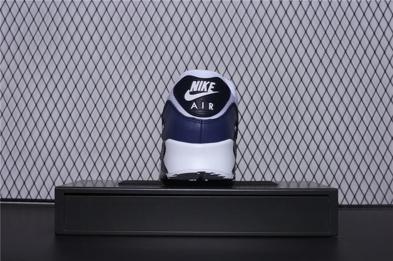 Les baskets grande taille Nike Air Max 90 conservent le design emblématique du modèle original tout en offrant un chaussant parfaitement adapté aux grandes pointures.