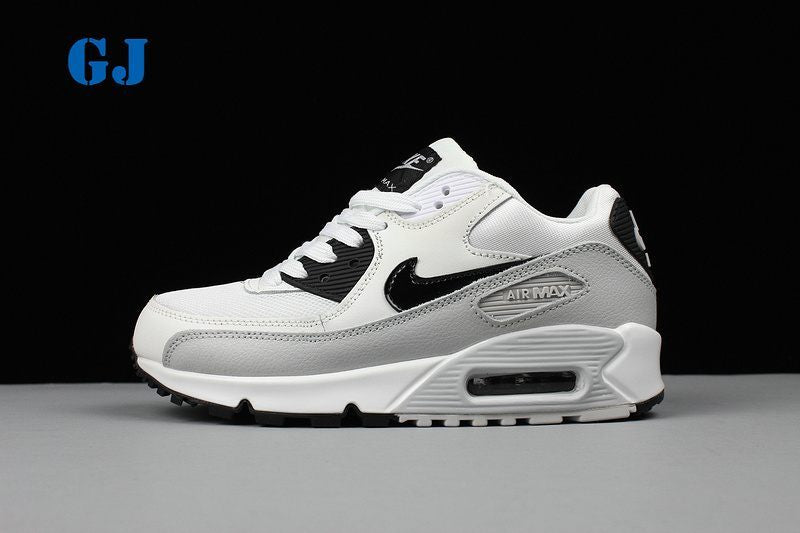 Les baskets grande taille Nike Air Max 90 conservent le design emblématique du modèle original tout en offrant un chaussant parfaitement adapté aux grandes pointures.
