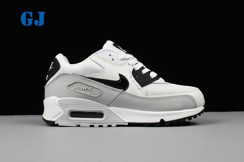 Les baskets grande taille Nike Air Max 90 conservent le design emblématique du modèle original tout en offrant un chaussant parfaitement adapté aux grandes pointures.