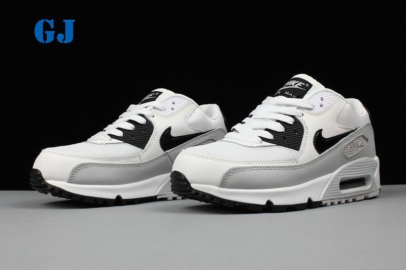 Les baskets grande taille Nike Air Max 90 conservent le design emblématique du modèle original tout en offrant un chaussant parfaitement adapté aux grandes pointures.
