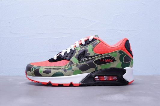Les baskets grande taille Nike Air Max 90 conservent le design emblématique du modèle original tout en offrant un chaussant parfaitement adapté aux grandes pointures.