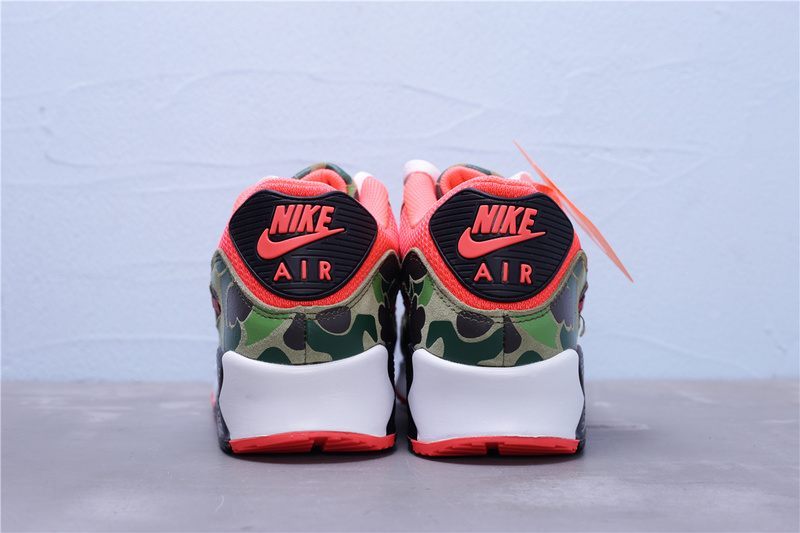 Les baskets grande taille Nike Air Max 90 conservent le design emblématique du modèle original tout en offrant un chaussant parfaitement adapté aux grandes pointures.