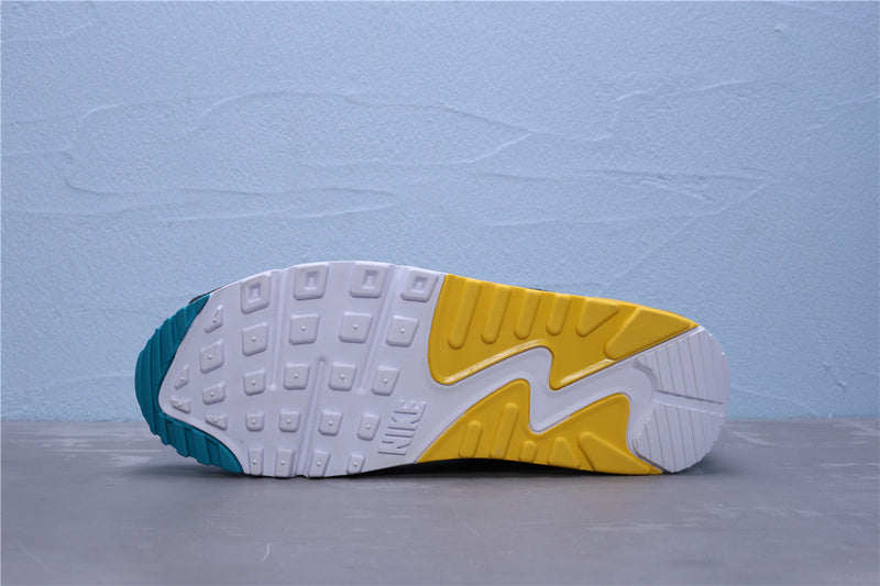 Les baskets grande taille Nike Air Max 90 conservent le design emblématique du modèle original tout en offrant un chaussant parfaitement adapté aux grandes pointures.