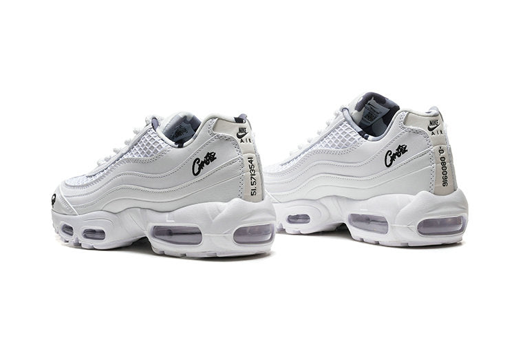 Les baskets grande taille Nike Air Max 95 reprennent le design unique et audacieux de l’original, tout en étant pensées pour offrir un ajustement parfait aux grandes pointures.