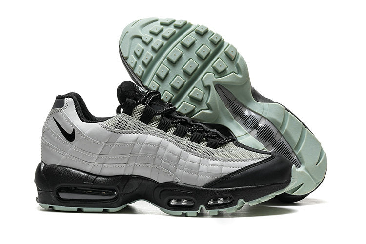 Les baskets grande taille Nike Air Max 95 reprennent le design unique et audacieux de l’original, tout en étant pensées pour offrir un ajustement parfait aux grandes pointures.