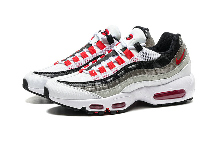 Les baskets grande taille Nike Air Max 95 reprennent le design unique et audacieux de l’original, tout en étant pensées pour offrir un ajustement parfait aux grandes pointures.