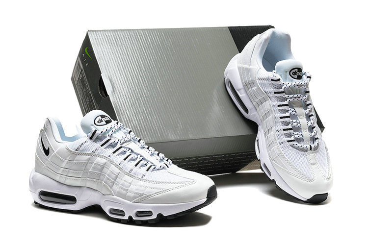 Les baskets grande taille Nike Air Max 95 reprennent le design unique et audacieux de l’original, tout en étant pensées pour offrir un ajustement parfait aux grandes pointures.