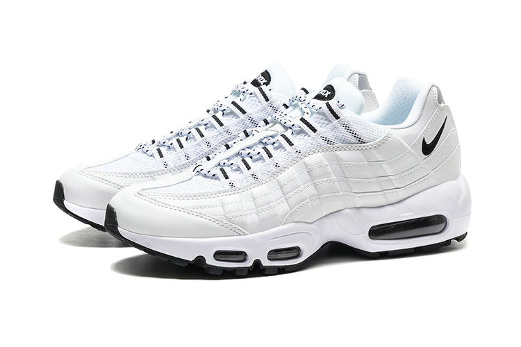 Les baskets grande taille Nike Air Max 95 reprennent le design unique et audacieux de l’original, tout en étant pensées pour offrir un ajustement parfait aux grandes pointures.