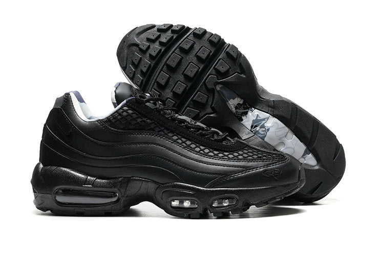 Les baskets grande taille Nike Air Max 95 reprennent le design unique et audacieux de l’original, tout en étant pensées pour offrir un ajustement parfait aux grandes pointures.